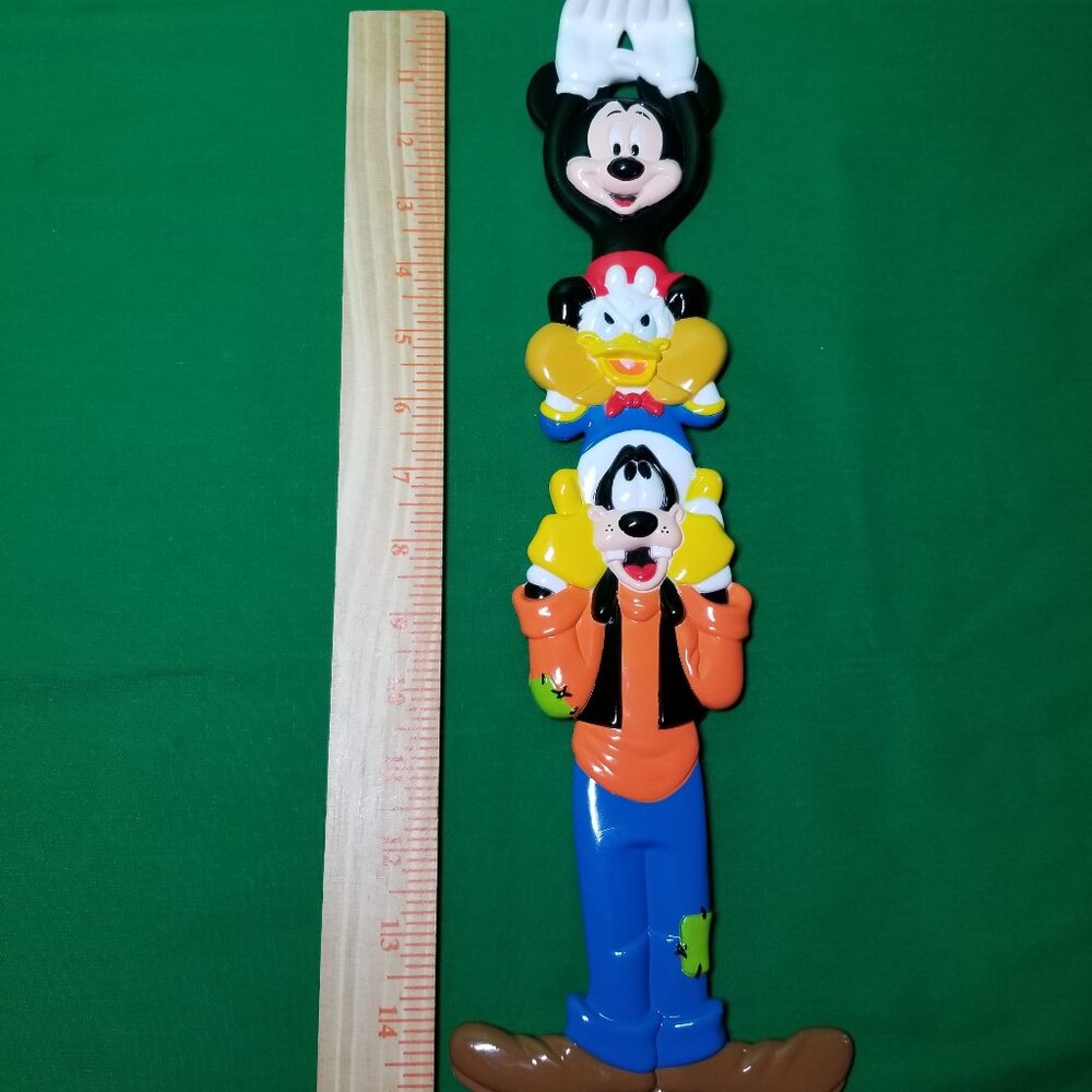 Walt Disney World Back Scratcher Totem Pole Mickey Mouse Goofy Donald Duck 15"